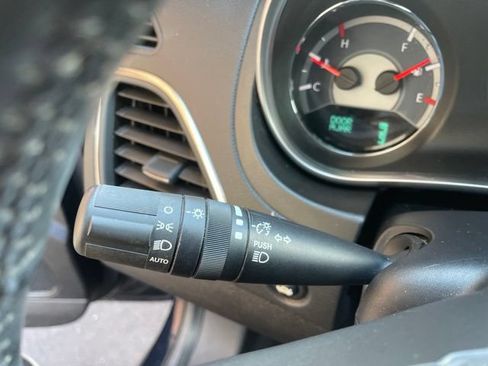 Used 2011 Chrysler 200 Touring FWD image 24