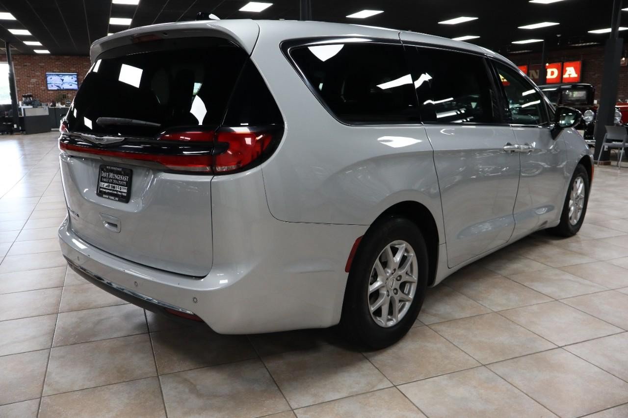 Used 2024 Chrysler Pacifica Touring-L FWD image 7
