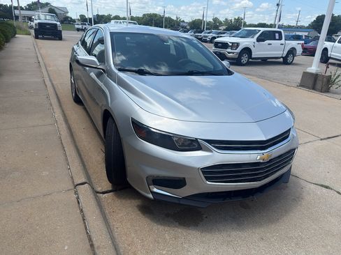 Used 2018 Chevrolet Malibu LT FWD image 3