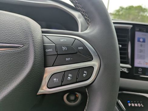 Used 2025 Chrysler Pacifica Select image 29