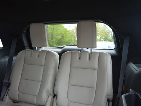 Used 2014 Ford Explorer XLT w/ Equipment Group 202A FWD image 19