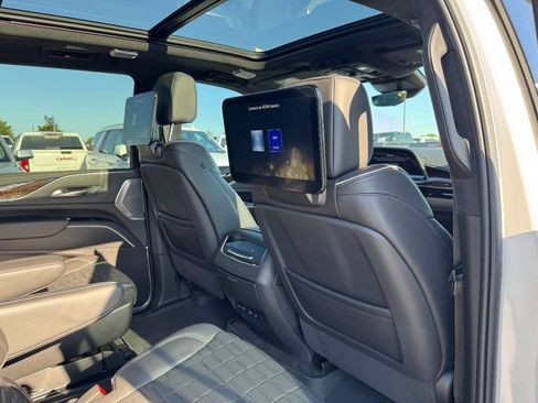 Used 2022 Cadillac Escalade ESV Sport Platinum AWD/4WD image 17