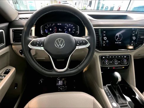 Used 2023 Volkswagen Atlas SE w/ Panoramic Sunroof Package image 5
