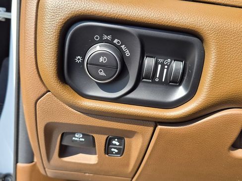 Used 2019 RAM 1500 Laramie AWD/4WD image 16