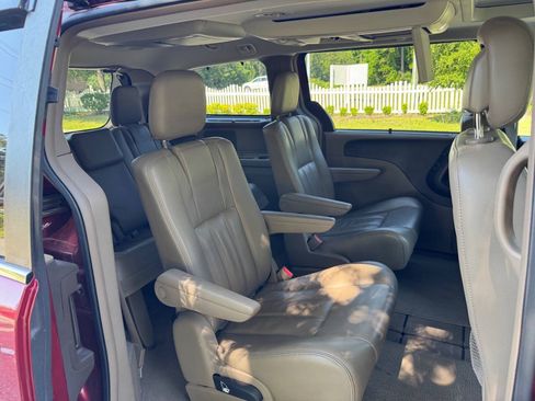 Used 2013 Chrysler Town & Country Touring-L w/ Entertainment Group #2 FWD image 31
