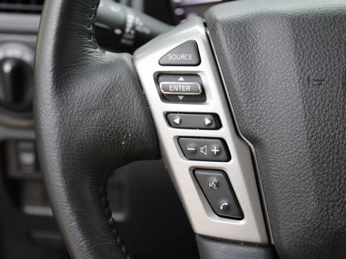 Used 2024 Nissan Titan SV w/ SV Convenience Package image 12