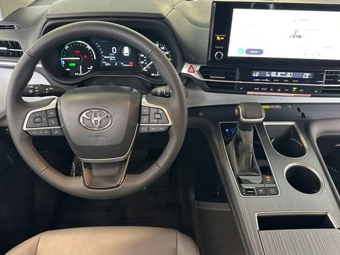 Used 2026 Toyota Sienna XLE FWD image 18