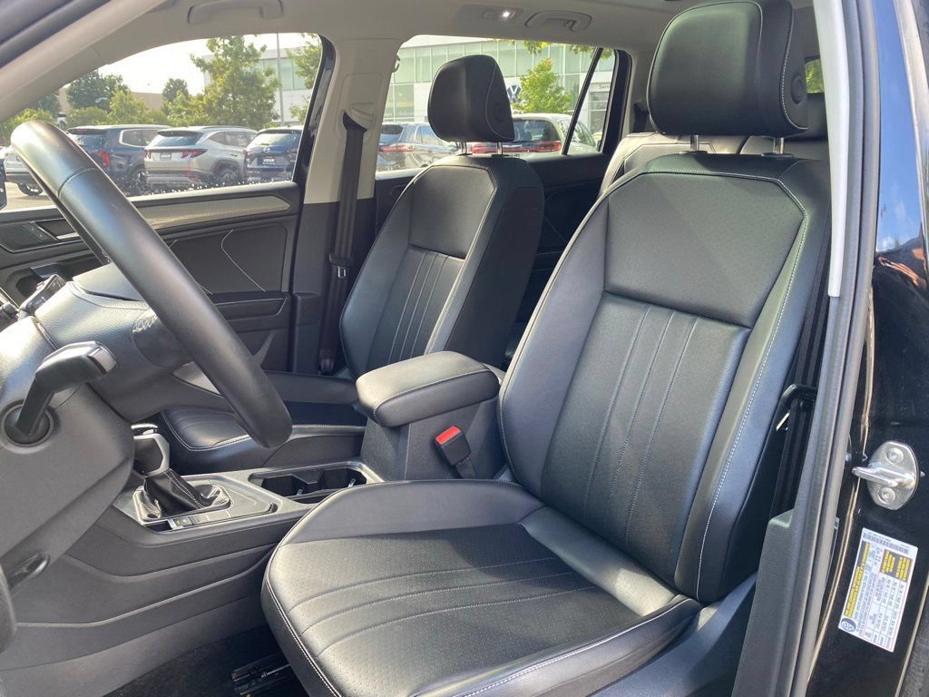 Used 2024 Volkswagen Tiguan SE w/ Panoramic Sunroof Package FWD image 22