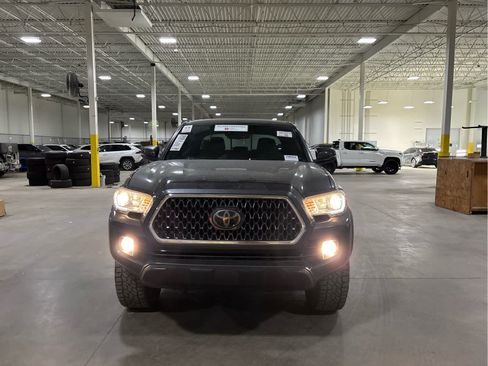Certified 2018 Toyota Tacoma TRD Off-Road AWD/4WD image 2