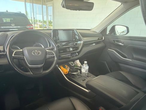 Used 2022 Toyota Highlander XLE FWD image 7