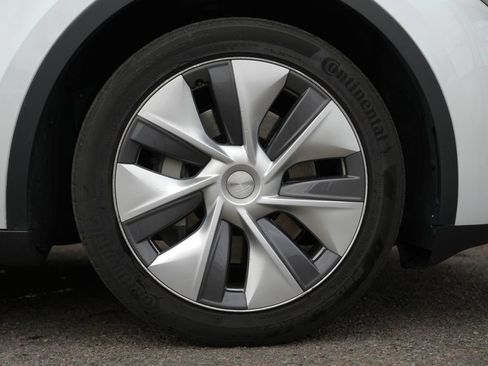 Used 2023 Tesla Model Y AWD image 10