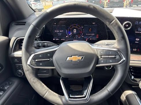 Used 2025 Chevrolet Suburban Premier AWD/4WD image 18
