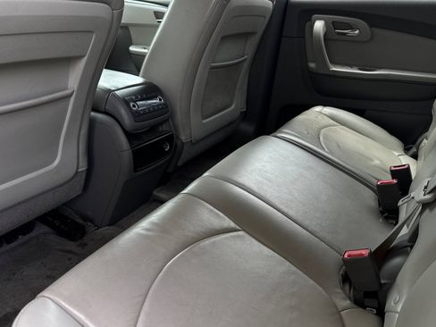 Used 2011 Chevrolet Traverse LT w/ Personal Connectivity Package FWD image 8