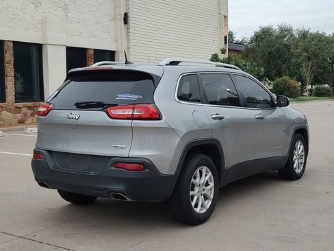 Used 2016 Jeep Cherokee Latitude FWD image 3