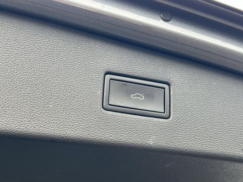 Used 2022 Volkswagen Tiguan SE w/ Panoramic Sunroof Package image 26