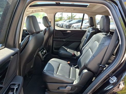 Used 2023 Lincoln Aviator AWD w/ Premium Package image 16