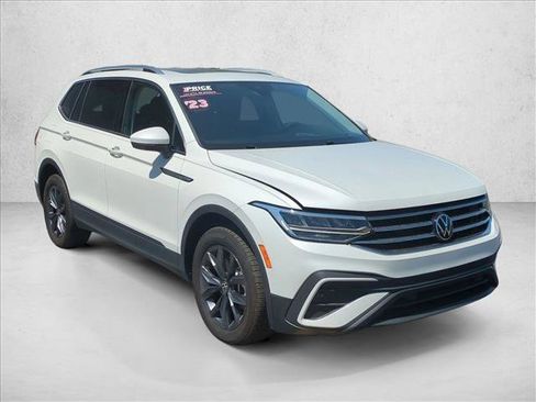 Used 2023 Volkswagen Tiguan SE w/ Panoramic Sunroof Package FWD image 3