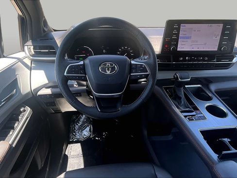 Used 2024 Toyota Sienna XSE w/ XSE Plus Package AWD/4WD image 6
