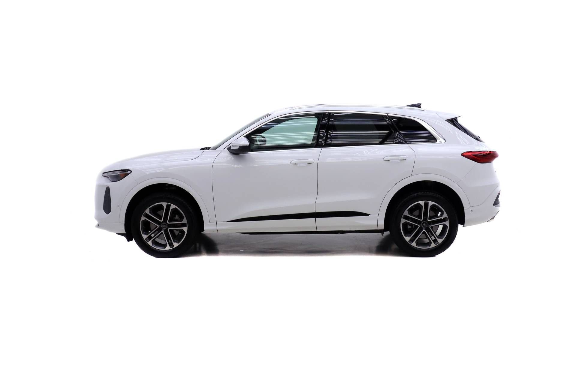 Certified 2025 Audi Q5 Premium AWD/4WD image 3