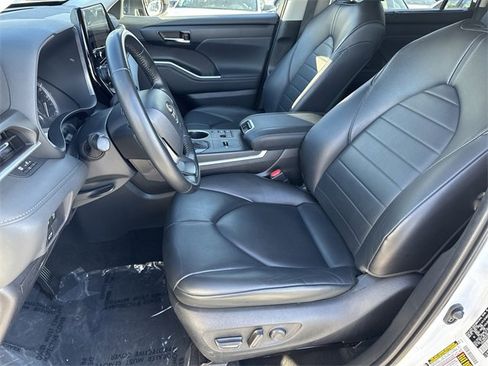 Used 2023 Toyota Highlander XLE image 9