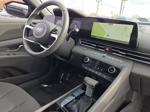 Used 2025 Hyundai Elantra SEL FWD image 8