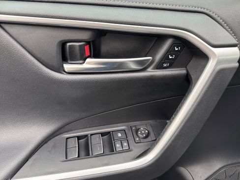 Used 2022 Toyota RAV4 Limited image 8