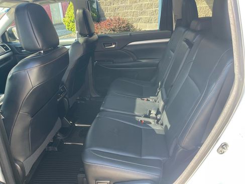 Used 2017 Toyota Highlander XLE AWD/4WD image 29