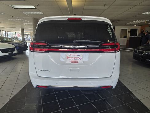 Used 2025 Chrysler Pacifica Select FWD image 6