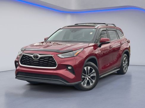 Used 2024 Toyota Highlander LE image 2