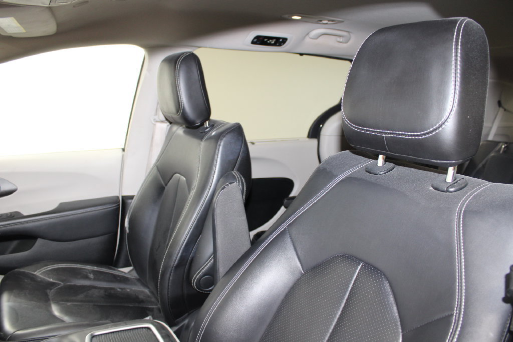 Used 2024 Chrysler Pacifica Touring-L FWD image 13
