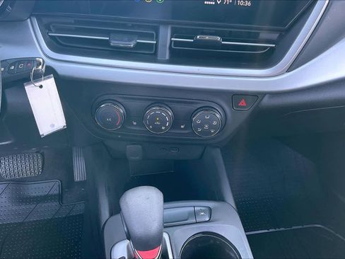 Used 2025 Chevrolet Trax RS w/ Sunroof Package image 35