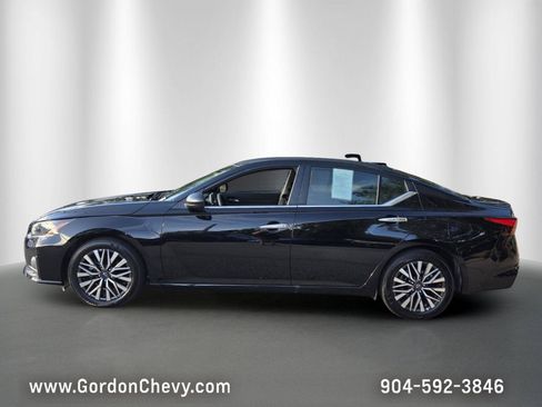 Used 2025 Nissan Altima 2.5 SV FWD image 2