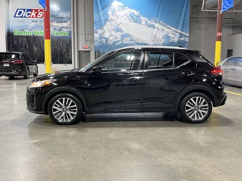 Used 2021 Nissan Kicks SV image 2