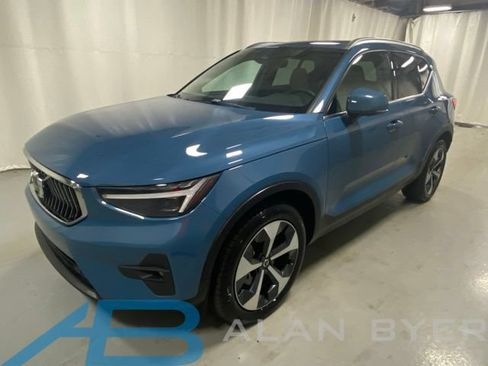 Used 2025 Volvo XC40 B5 Plus w/ Climate Package AWD/4WD image 1