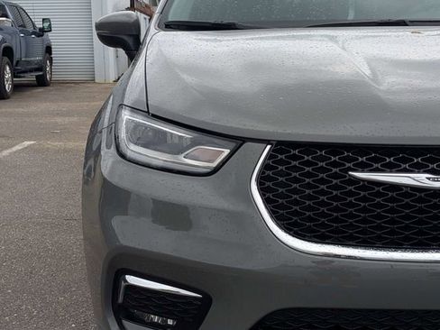Used 2023 Chrysler Pacifica Touring-L image 10