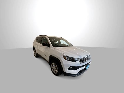 Used 2024 Jeep Compass Latitude AWD/4WD image 2