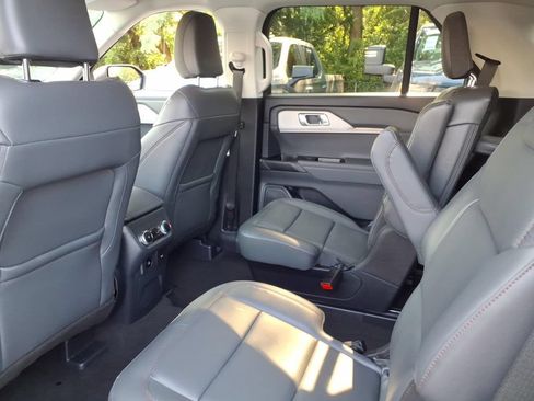 Used 2025 Ford Explorer Active w/ Active Comfort Package AWD/4WD image 17