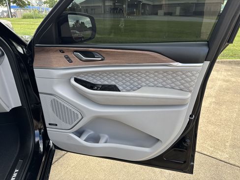 Used 2021 Jeep Grand Cherokee L Summit w/ Luxury Tech Group V image 18