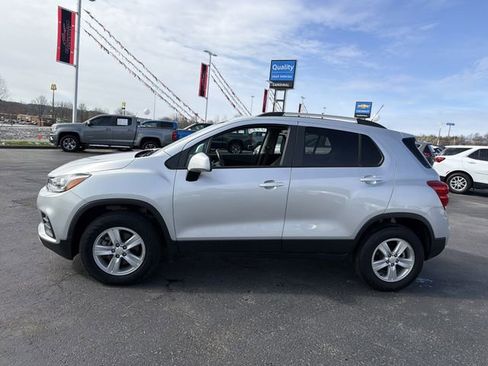 Used 2022 Chevrolet Trax LT w/ LT Convenience Package image 8