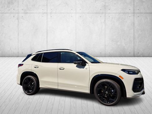 New 2026 Volkswagen Tiguan SE R-Line image 3