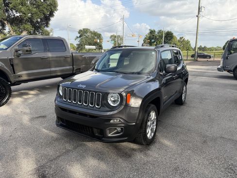 Used 2018 Jeep Renegade Latitude w/ Cold Weather Group AWD/4WD image 24