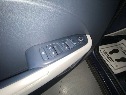 Used 2025 Hyundai Venue Limited image 13