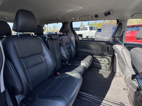 Used 2015 Toyota Sienna SE image 11