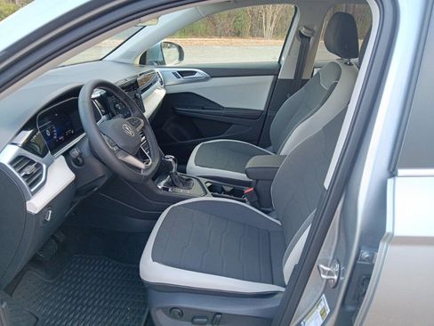 Used 2025 Volkswagen Taos SE image 10