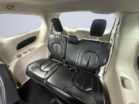 Used 2017 Chrysler Pacifica Touring-L FWD image 20