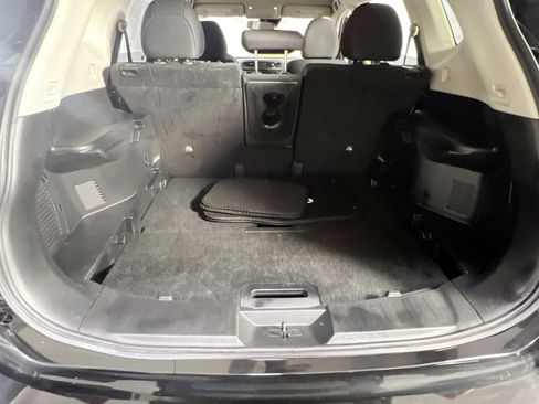 Used 2019 Nissan Rogue SV image 24