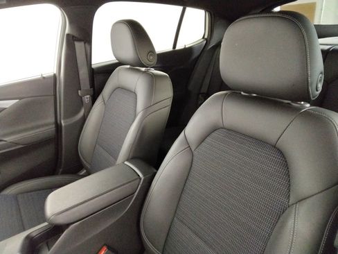 Used 2025 Buick Envista Preferred image 31