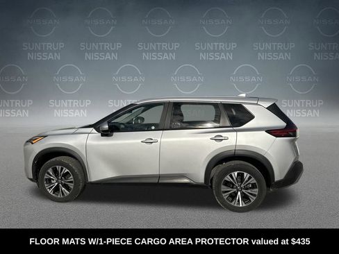 Used 2023 Nissan Rogue SV image 2