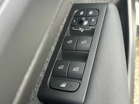 Used 2025 Volvo XC40 B5 Core w/ Climate Package image 21