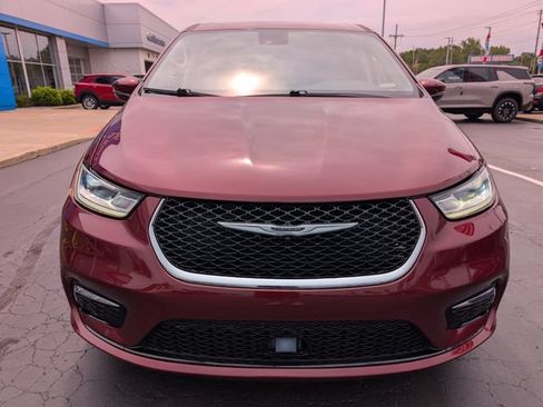 Used 2023 Chrysler Pacifica Touring-L FWD image 8